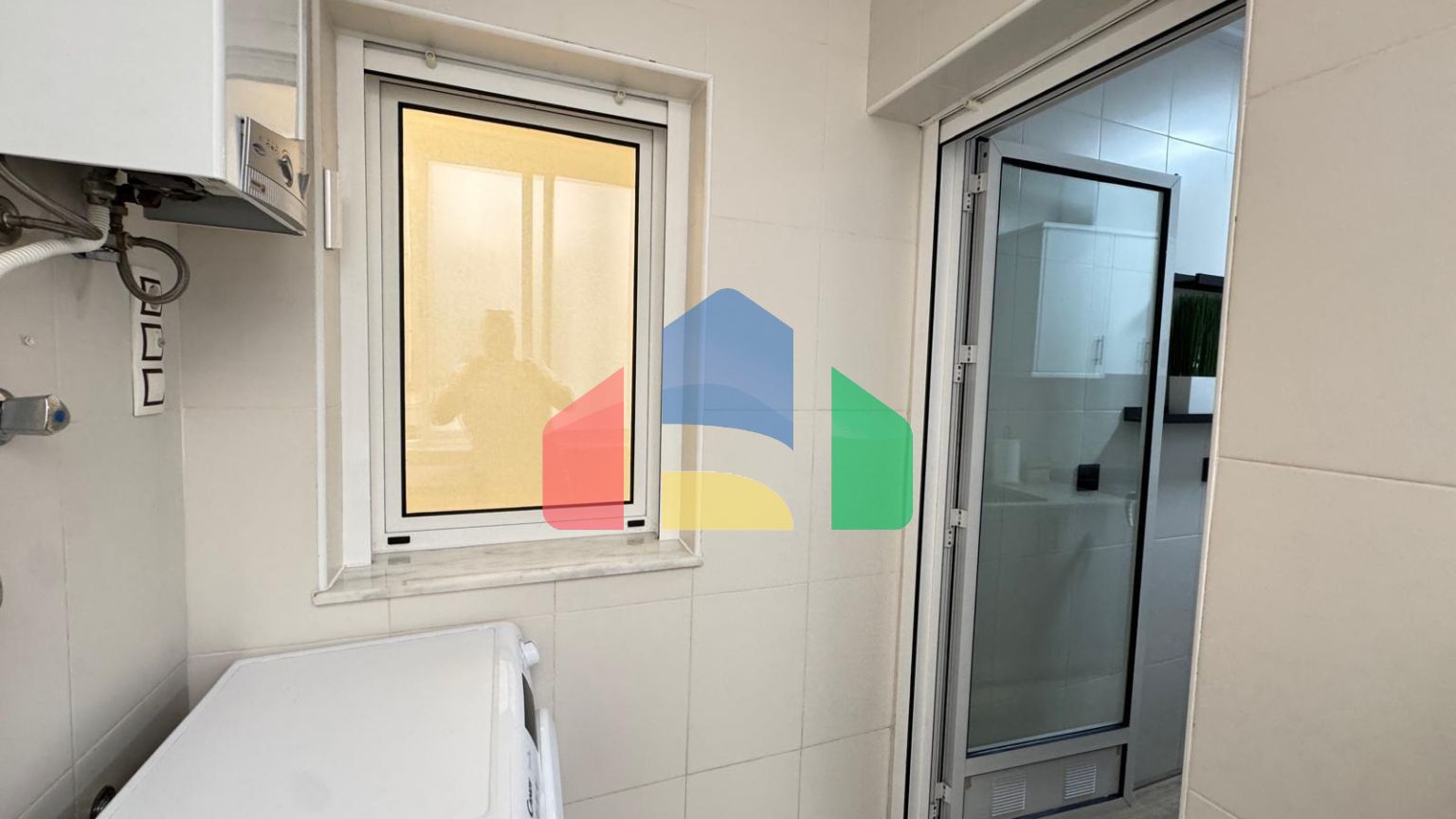 КВАРТИРА ПОСЛЕ РЕМОНТА В 400 МЕТРАХ ОТ ПЛЯЖА И ПОРТА. 3 СПАЛЬНИ. 2 ВАННЫЕ. С КЛАДОВКОЙ 17 М2.