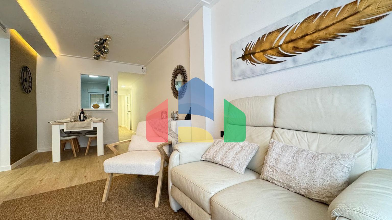 КВАРТИРА ПОСЛЕ РЕМОНТА В 400 МЕТРАХ ОТ ПЛЯЖА И ПОРТА. 3 СПАЛЬНИ. 2 ВАННЫЕ. С КЛАДОВКОЙ 17 М2.