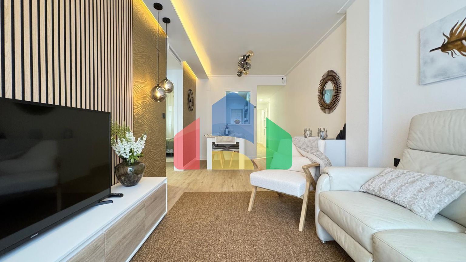 КВАРТИРА ПОСЛЕ РЕМОНТА В 400 МЕТРАХ ОТ ПЛЯЖА И ПОРТА. 3 СПАЛЬНИ. 2 ВАННЫЕ. С КЛАДОВКОЙ 17 М2.