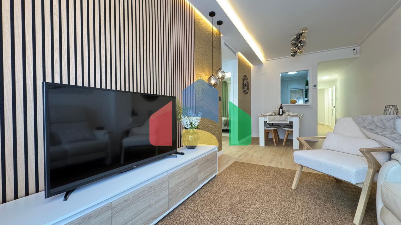 КВАРТИРА ПОСЛЕ РЕМОНТА В 400 МЕТРАХ ОТ ПЛЯЖА И ПОРТА. 3 СПАЛЬНИ. 2 ВАННЫЕ. С КЛАДОВКОЙ 17 М2.