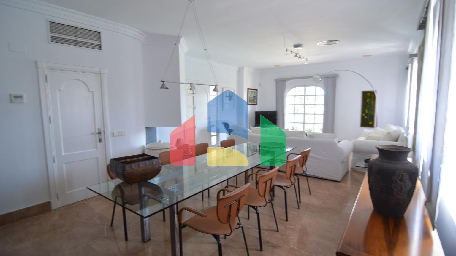 Впечатляющая отремонтированная вилла в урбанизации Торрета Флорида