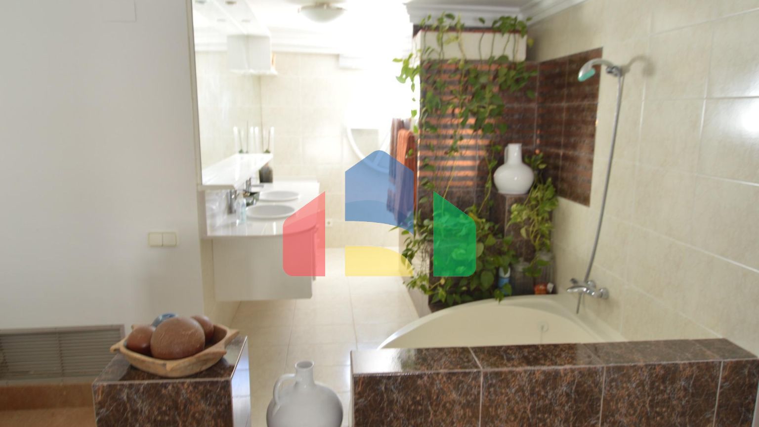 Впечатляющая отремонтированная вилла в урбанизации Торрета Флорида