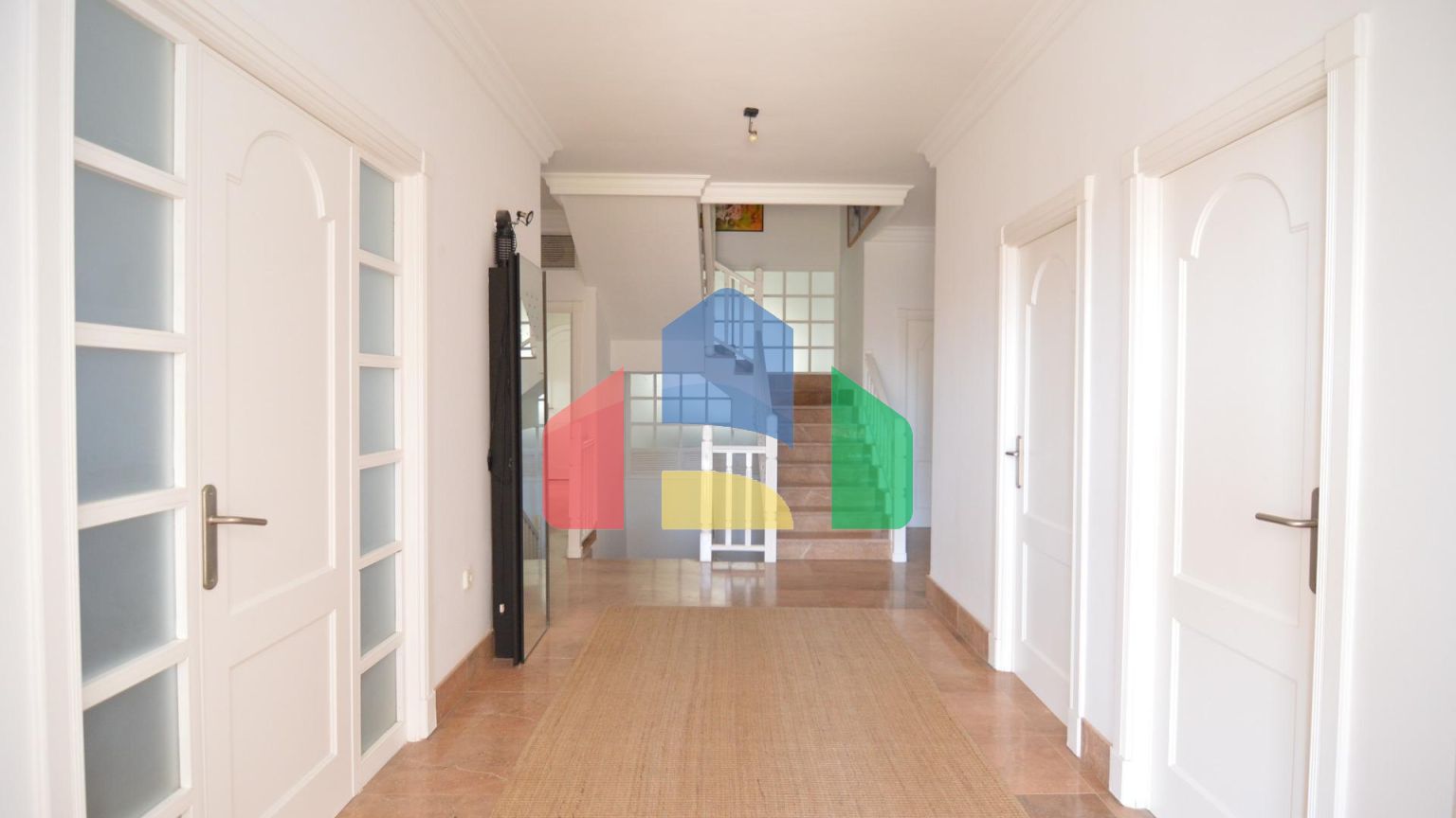 Впечатляющая отремонтированная вилла в урбанизации Торрета Флорида