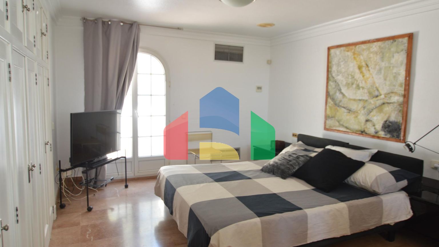 Впечатляющая отремонтированная вилла в урбанизации Торрета Флорида