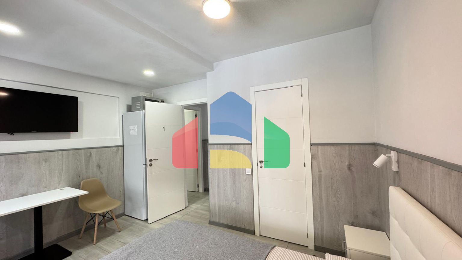 АПАРТАМЕНТЫ ПОСЛЕ РЕМОНТА В 350 МЕТРАХ ОТ ПЛЯЖА. 2 СПАЛЬНИ. 2 ВАННЫЕ КОМНАТЫ. КВАРТИРА РАЗДЕЛЕНА НА ДВЕ СТУДИИ ДЛ