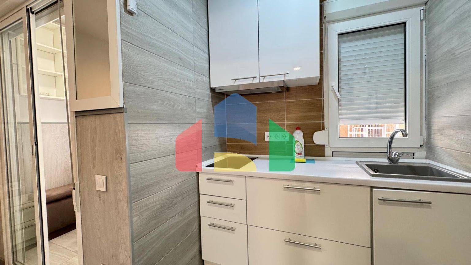 АПАРТАМЕНТЫ ПОСЛЕ РЕМОНТА В 350 МЕТРАХ ОТ ПЛЯЖА. 2 СПАЛЬНИ. 2 ВАННЫЕ КОМНАТЫ. КВАРТИРА РАЗДЕЛЕНА НА ДВЕ СТУДИИ ДЛ