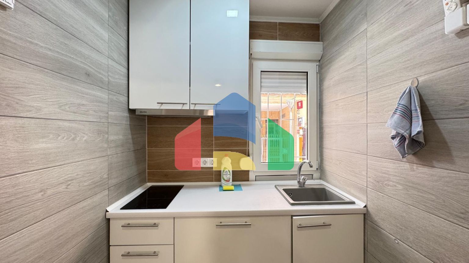 АПАРТАМЕНТЫ ПОСЛЕ РЕМОНТА В 350 МЕТРАХ ОТ ПЛЯЖА. 2 СПАЛЬНИ. 2 ВАННЫЕ КОМНАТЫ. КВАРТИРА РАЗДЕЛЕНА НА ДВЕ СТУДИИ ДЛ