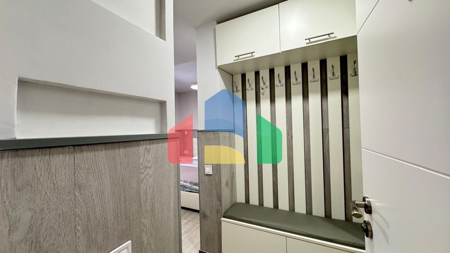 АПАРТАМЕНТЫ ПОСЛЕ РЕМОНТА В 350 МЕТРАХ ОТ ПЛЯЖА. 2 СПАЛЬНИ. 2 ВАННЫЕ КОМНАТЫ. КВАРТИРА РАЗДЕЛЕНА НА ДВЕ СТУДИИ ДЛ