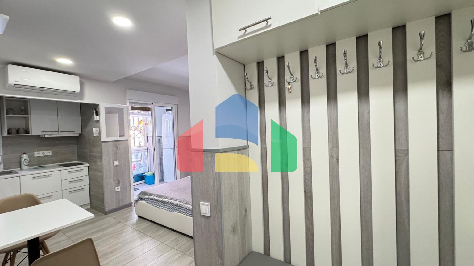 АПАРТАМЕНТЫ ПОСЛЕ РЕМОНТА В 350 МЕТРАХ ОТ ПЛЯЖА. 2 СПАЛЬНИ. 2 ВАННЫЕ КОМНАТЫ. КВАРТИРА РАЗДЕЛЕНА НА ДВЕ СТУДИИ ДЛ