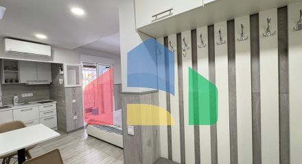 АПАРТАМЕНТЫ ПОСЛЕ РЕМОНТА В 350 МЕТРАХ ОТ ПЛЯЖА. 2 СПАЛЬНИ. 2 ВАННЫЕ КОМНАТЫ. КВАРТИРА РАЗДЕЛЕНА НА ДВЕ СТУДИИ ДЛ