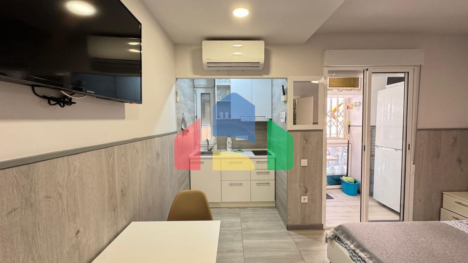 АПАРТАМЕНТЫ ПОСЛЕ РЕМОНТА В 350 МЕТРАХ ОТ ПЛЯЖА. 2 СПАЛЬНИ. 2 ВАННЫЕ КОМНАТЫ. КВАРТИРА РАЗДЕЛЕНА НА ДВЕ СТУДИИ ДЛ