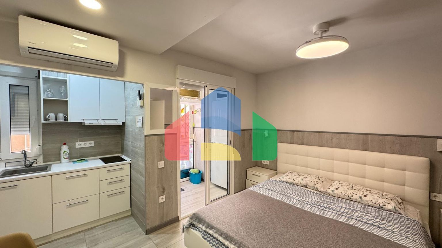 АПАРТАМЕНТЫ ПОСЛЕ РЕМОНТА В 350 МЕТРАХ ОТ ПЛЯЖА. 2 СПАЛЬНИ. 2 ВАННЫЕ КОМНАТЫ. КВАРТИРА РАЗДЕЛЕНА НА ДВЕ СТУДИИ ДЛ