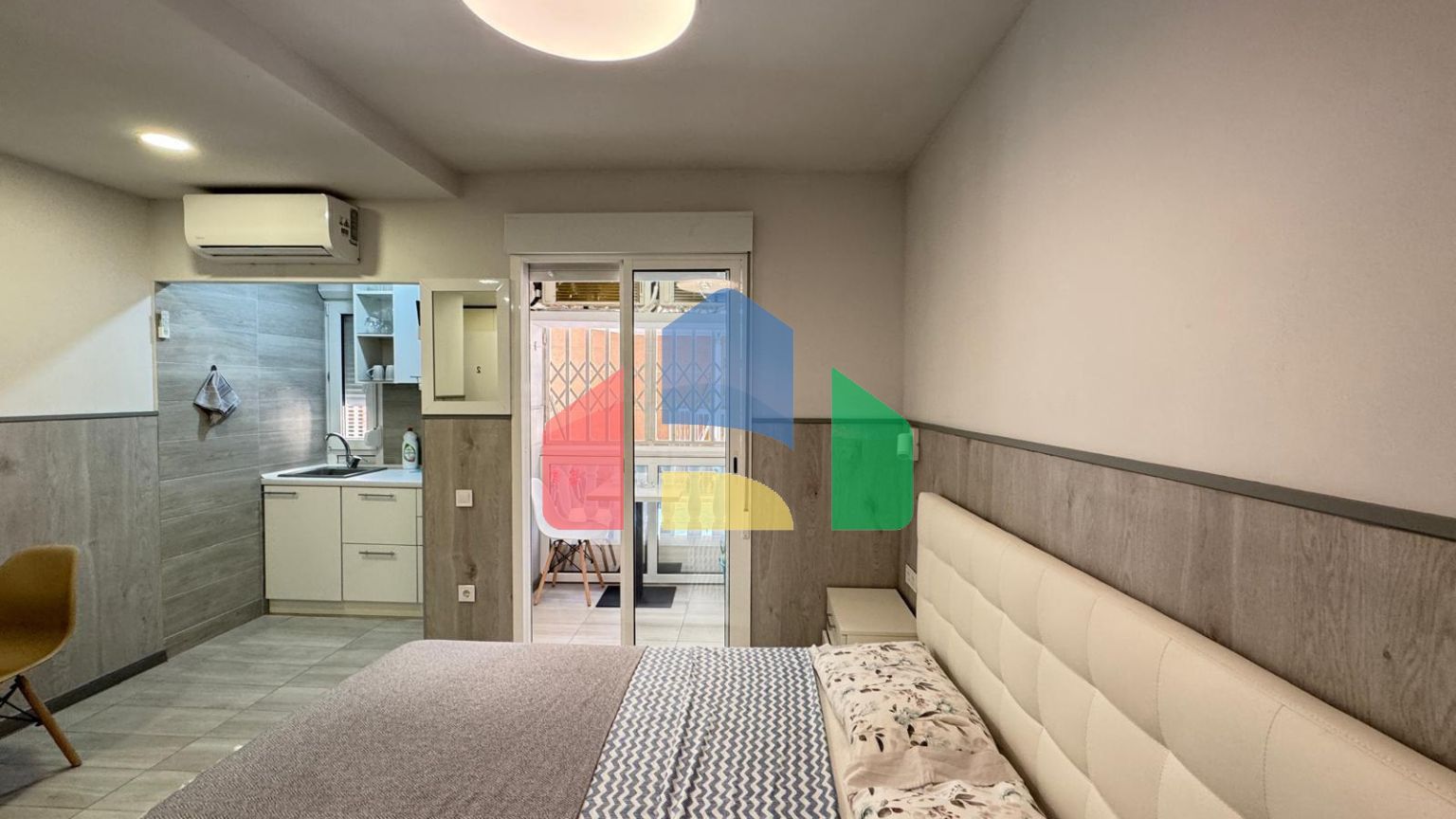 АПАРТАМЕНТЫ ПОСЛЕ РЕМОНТА В 350 МЕТРАХ ОТ ПЛЯЖА. 2 СПАЛЬНИ. 2 ВАННЫЕ КОМНАТЫ. КВАРТИРА РАЗДЕЛЕНА НА ДВЕ СТУДИИ ДЛ