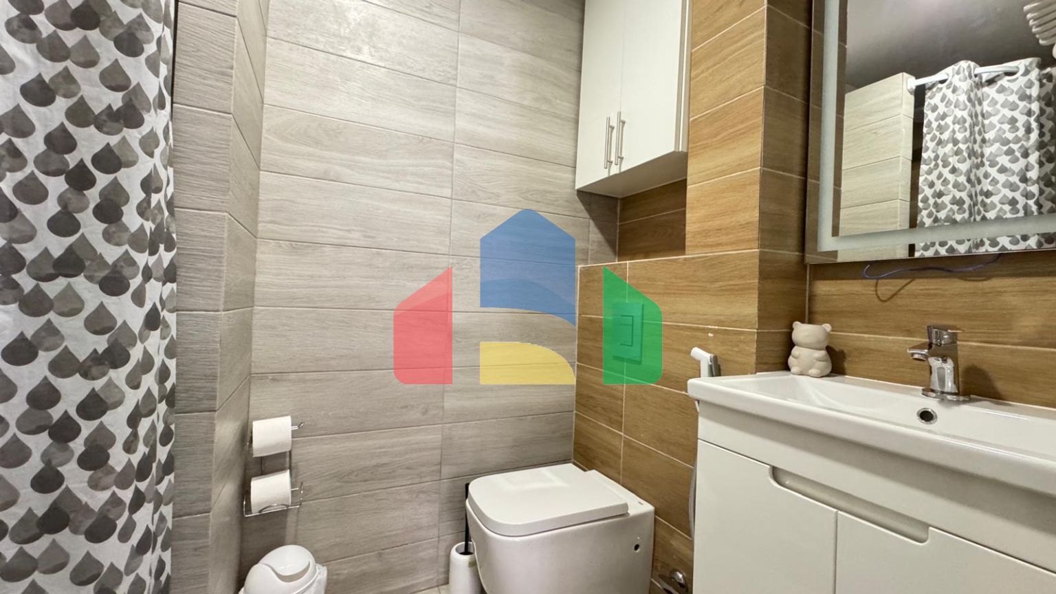 АПАРТАМЕНТЫ ПОСЛЕ РЕМОНТА В 350 МЕТРАХ ОТ ПЛЯЖА. 2 СПАЛЬНИ. 2 ВАННЫЕ КОМНАТЫ. КВАРТИРА РАЗДЕЛЕНА НА ДВЕ СТУДИИ ДЛ