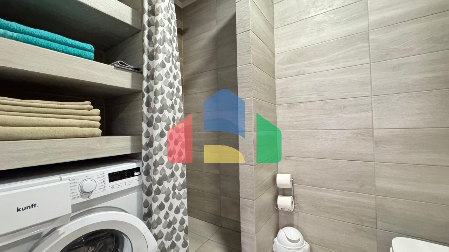 АПАРТАМЕНТЫ ПОСЛЕ РЕМОНТА В 350 МЕТРАХ ОТ ПЛЯЖА. 2 СПАЛЬНИ. 2 ВАННЫЕ КОМНАТЫ. КВАРТИРА РАЗДЕЛЕНА НА ДВЕ СТУДИИ ДЛ