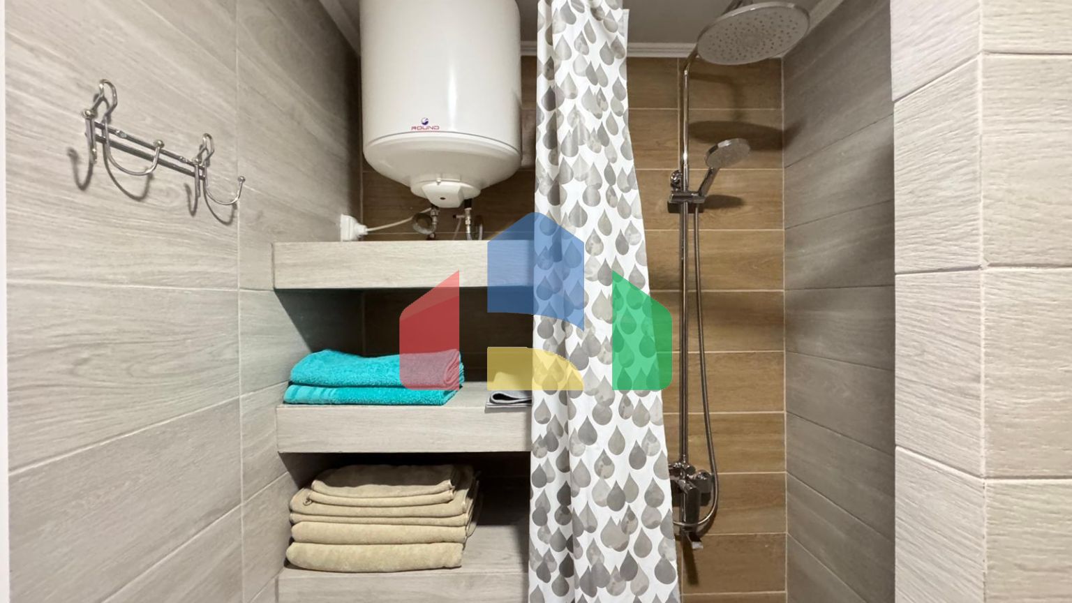 АПАРТАМЕНТЫ ПОСЛЕ РЕМОНТА В 350 МЕТРАХ ОТ ПЛЯЖА. 2 СПАЛЬНИ. 2 ВАННЫЕ КОМНАТЫ. КВАРТИРА РАЗДЕЛЕНА НА ДВЕ СТУДИИ ДЛ