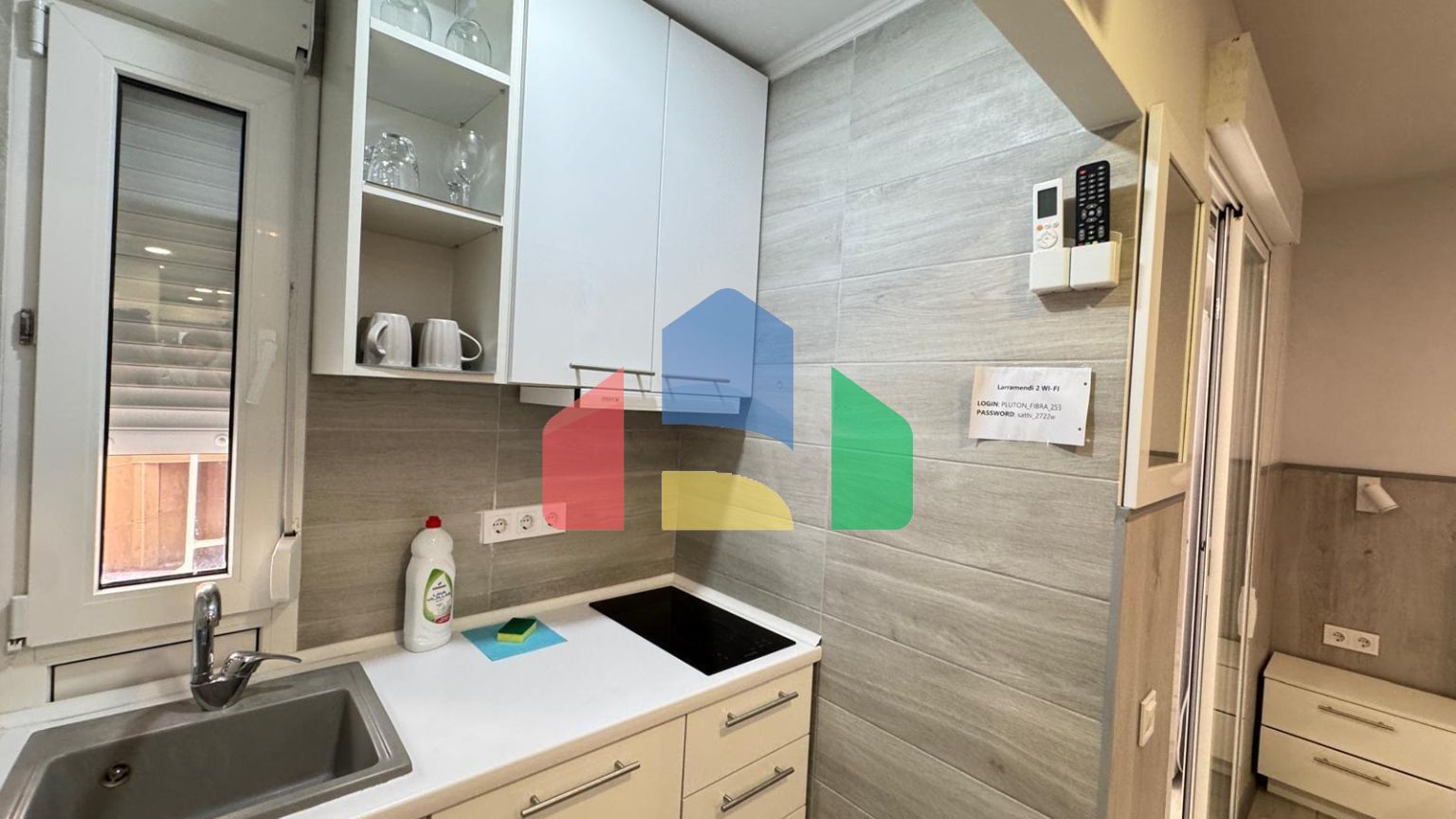 АПАРТАМЕНТЫ ПОСЛЕ РЕМОНТА В 350 МЕТРАХ ОТ ПЛЯЖА. 2 СПАЛЬНИ. 2 ВАННЫЕ КОМНАТЫ. КВАРТИРА РАЗДЕЛЕНА НА ДВЕ СТУДИИ ДЛ