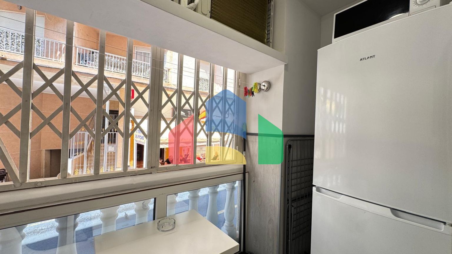 АПАРТАМЕНТЫ ПОСЛЕ РЕМОНТА В 350 МЕТРАХ ОТ ПЛЯЖА. 2 СПАЛЬНИ. 2 ВАННЫЕ КОМНАТЫ. КВАРТИРА РАЗДЕЛЕНА НА ДВЕ СТУДИИ ДЛ