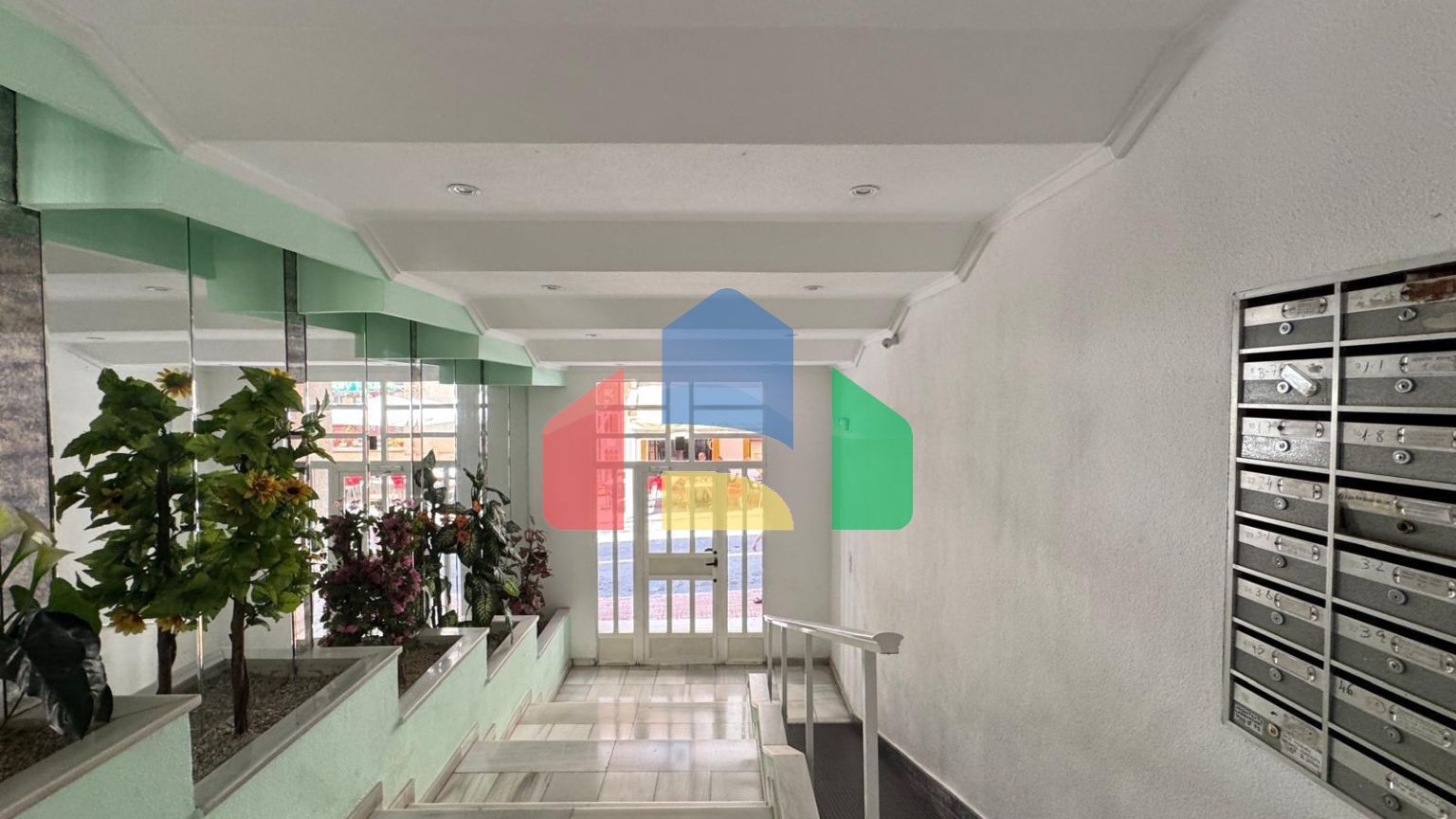 АПАРТАМЕНТЫ ПОСЛЕ РЕМОНТА В 350 МЕТРАХ ОТ ПЛЯЖА. 2 СПАЛЬНИ. 2 ВАННЫЕ КОМНАТЫ. КВАРТИРА РАЗДЕЛЕНА НА ДВЕ СТУДИИ ДЛ