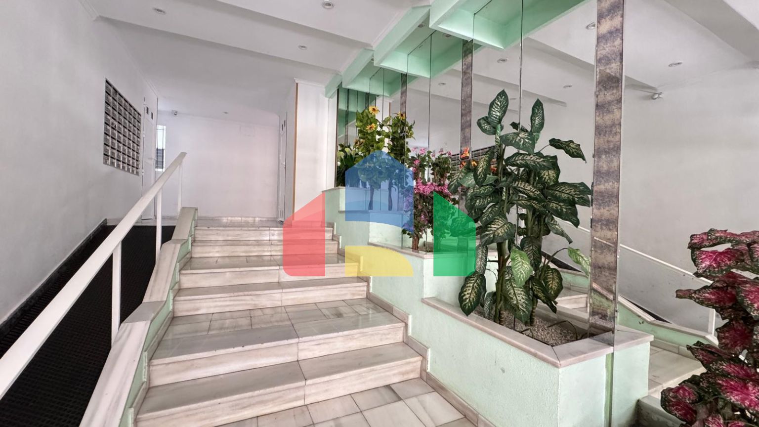 АПАРТАМЕНТЫ ПОСЛЕ РЕМОНТА В 350 МЕТРАХ ОТ ПЛЯЖА. 2 СПАЛЬНИ. 2 ВАННЫЕ КОМНАТЫ. КВАРТИРА РАЗДЕЛЕНА НА ДВЕ СТУДИИ ДЛ