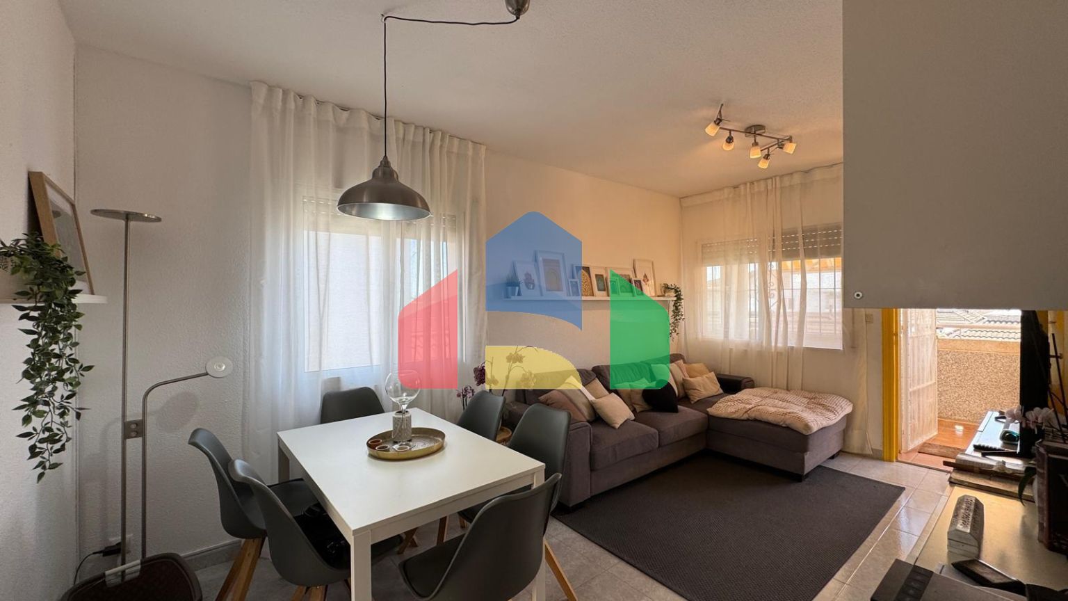 БУНГАЛО ВЕРХНИЙ ЭТАЖ ПОСЛЕ РЕМОНТА У ПРИВАТНЫМ СОЛЯРИЕМ 42 М2. 2 СПАЛЬНИ. 1 ВАННАЯ. ПЛОЩАДЪ 51 М2.