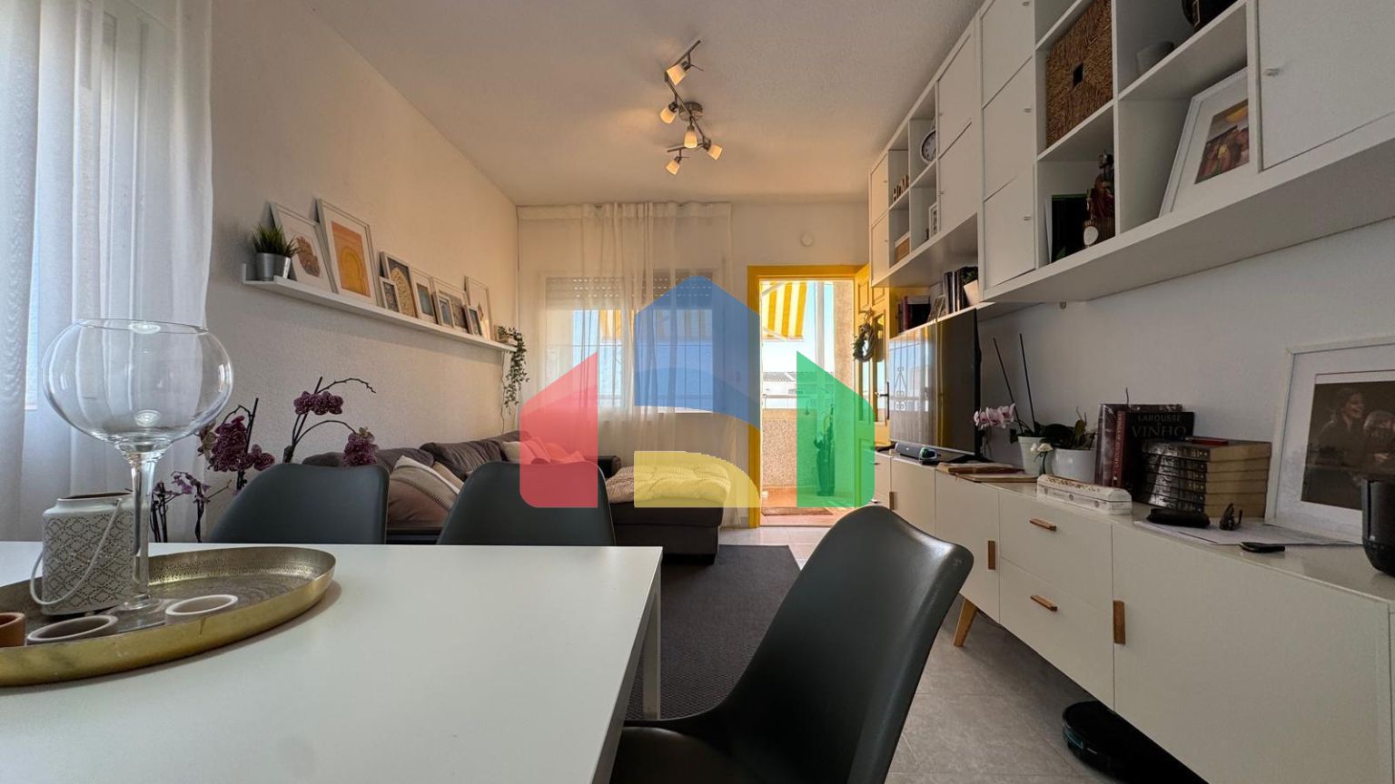 БУНГАЛО ВЕРХНИЙ ЭТАЖ ПОСЛЕ РЕМОНТА У ПРИВАТНЫМ СОЛЯРИЕМ 42 М2. 2 СПАЛЬНИ. 1 ВАННАЯ. ПЛОЩАДЪ 51 М2.