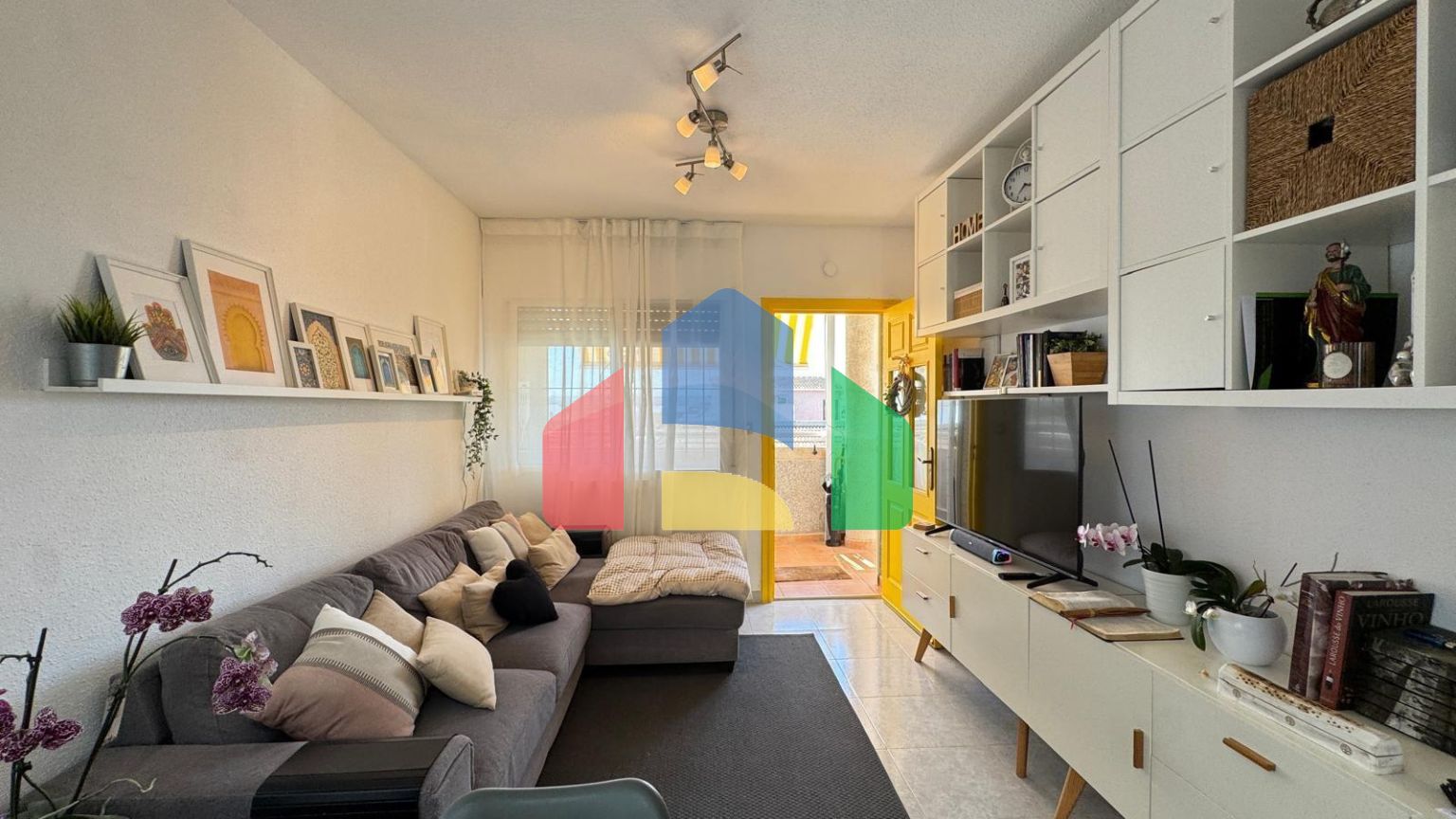 БУНГАЛО ВЕРХНИЙ ЭТАЖ ПОСЛЕ РЕМОНТА У ПРИВАТНЫМ СОЛЯРИЕМ 42 М2. 2 СПАЛЬНИ. 1 ВАННАЯ. ПЛОЩАДЪ 51 М2.