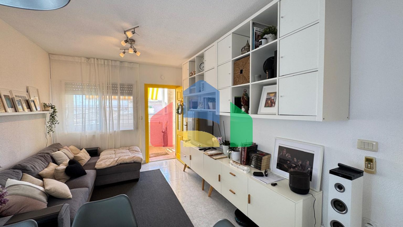 БУНГАЛО ВЕРХНИЙ ЭТАЖ ПОСЛЕ РЕМОНТА У ПРИВАТНЫМ СОЛЯРИЕМ 42 М2. 2 СПАЛЬНИ. 1 ВАННАЯ. ПЛОЩАДЪ 51 М2.