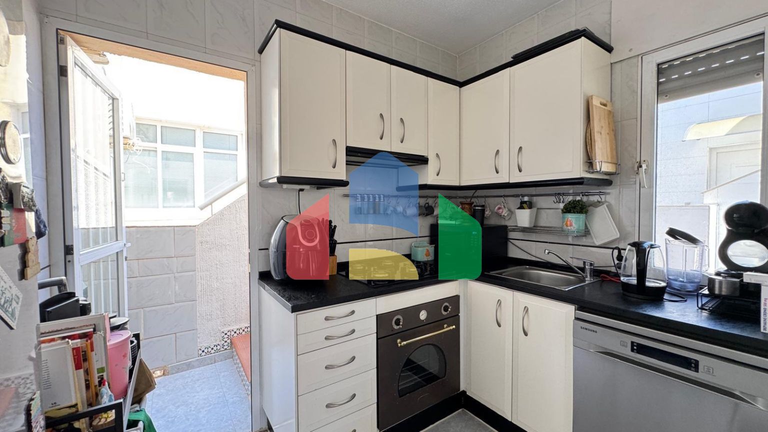 БУНГАЛО ВЕРХНИЙ ЭТАЖ ПОСЛЕ РЕМОНТА У ПРИВАТНЫМ СОЛЯРИЕМ 42 М2. 2 СПАЛЬНИ. 1 ВАННАЯ. ПЛОЩАДЪ 51 М2.