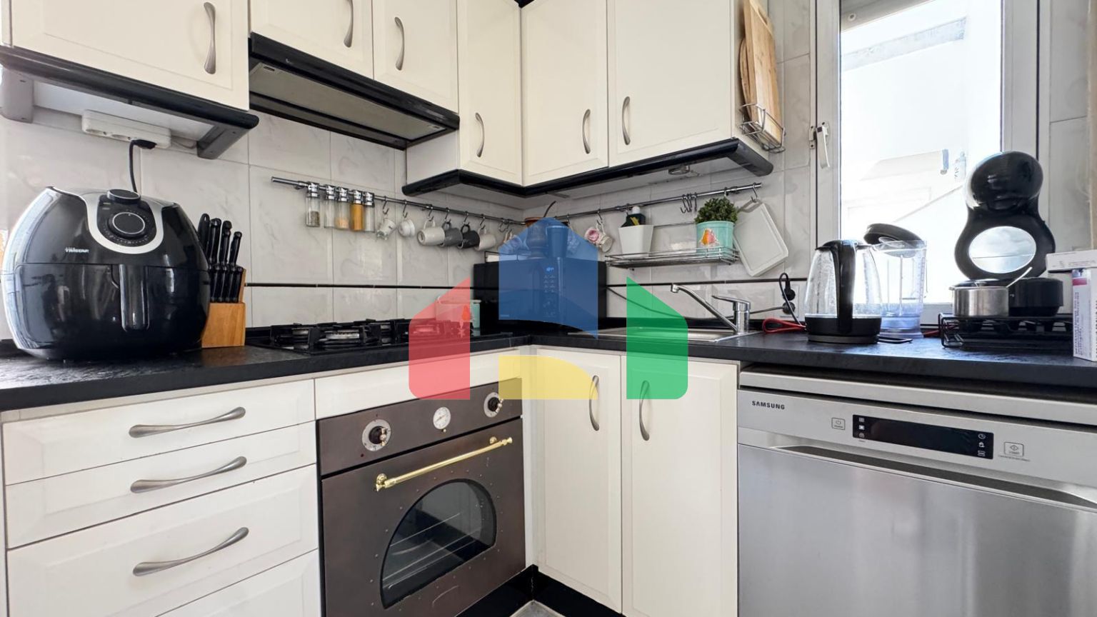 БУНГАЛО ВЕРХНИЙ ЭТАЖ ПОСЛЕ РЕМОНТА У ПРИВАТНЫМ СОЛЯРИЕМ 42 М2. 2 СПАЛЬНИ. 1 ВАННАЯ. ПЛОЩАДЪ 51 М2.