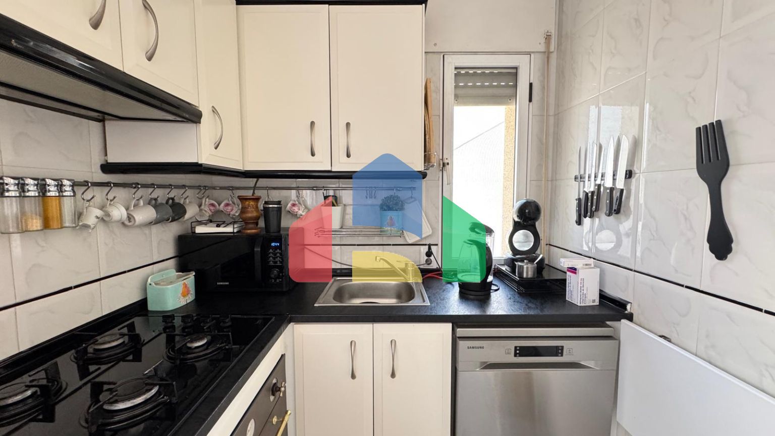 БУНГАЛО ВЕРХНИЙ ЭТАЖ ПОСЛЕ РЕМОНТА У ПРИВАТНЫМ СОЛЯРИЕМ 42 М2. 2 СПАЛЬНИ. 1 ВАННАЯ. ПЛОЩАДЪ 51 М2.