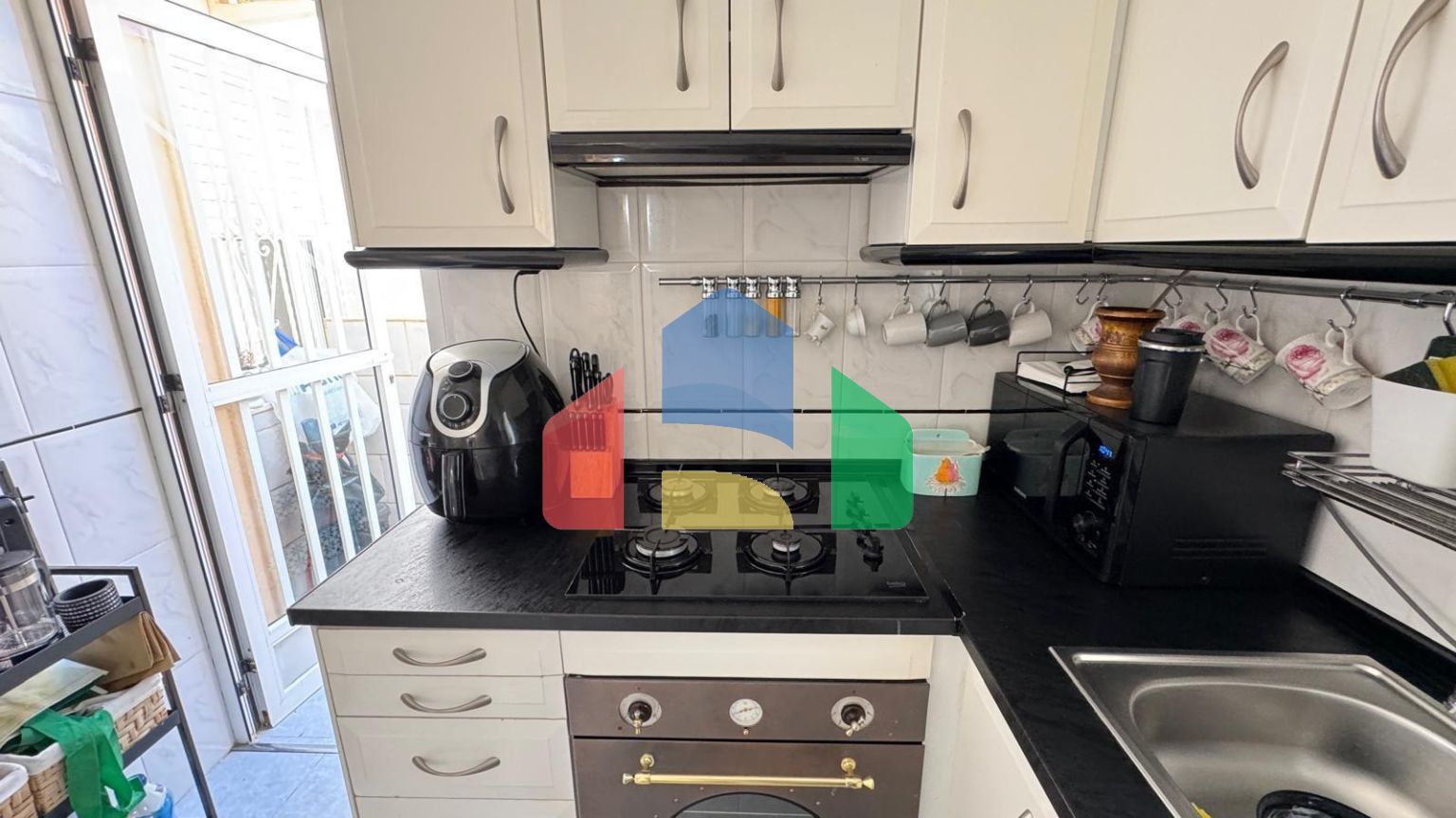 БУНГАЛО ВЕРХНИЙ ЭТАЖ ПОСЛЕ РЕМОНТА У ПРИВАТНЫМ СОЛЯРИЕМ 42 М2. 2 СПАЛЬНИ. 1 ВАННАЯ. ПЛОЩАДЪ 51 М2.