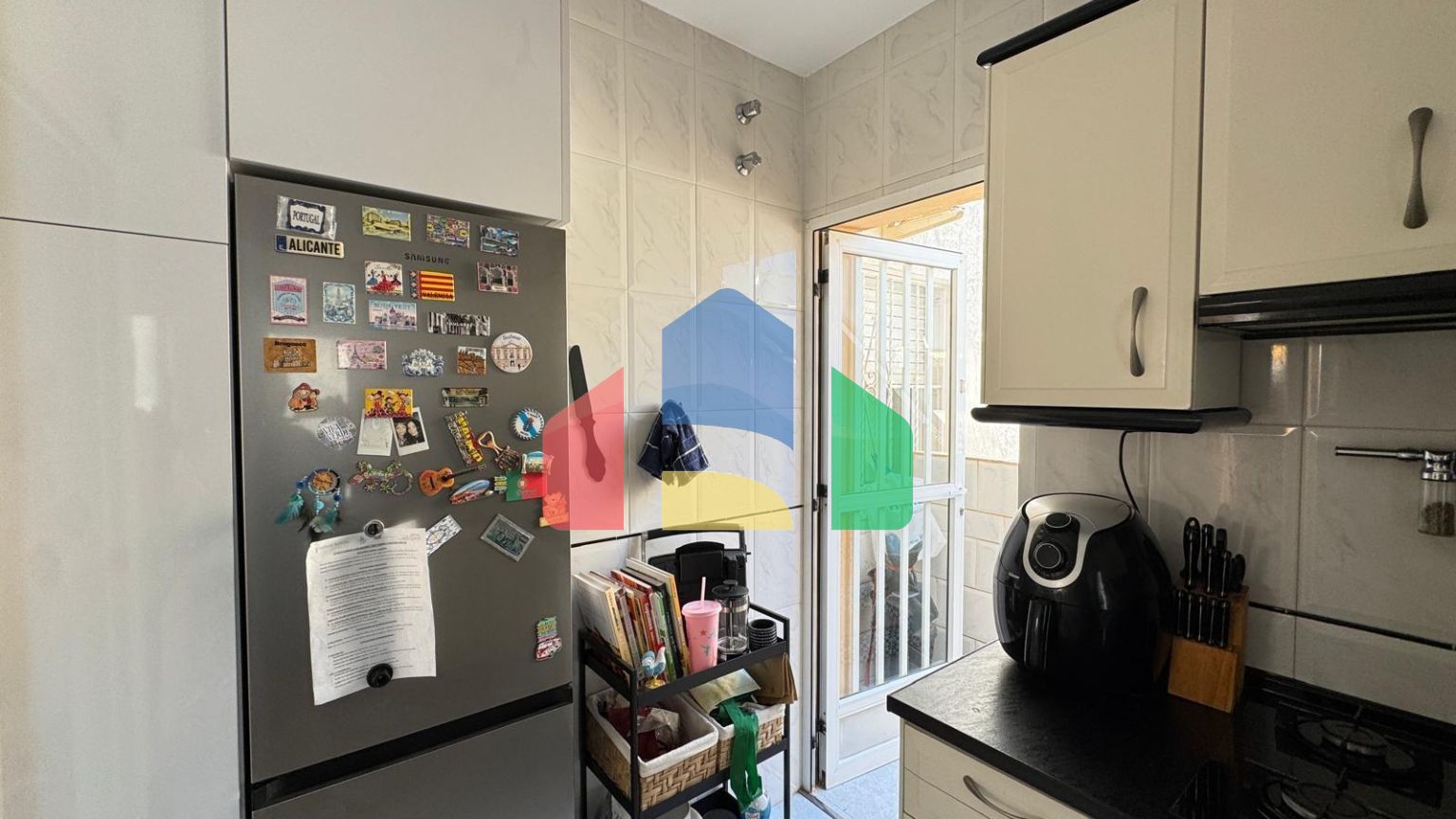 БУНГАЛО ВЕРХНИЙ ЭТАЖ ПОСЛЕ РЕМОНТА У ПРИВАТНЫМ СОЛЯРИЕМ 42 М2. 2 СПАЛЬНИ. 1 ВАННАЯ. ПЛОЩАДЪ 51 М2.