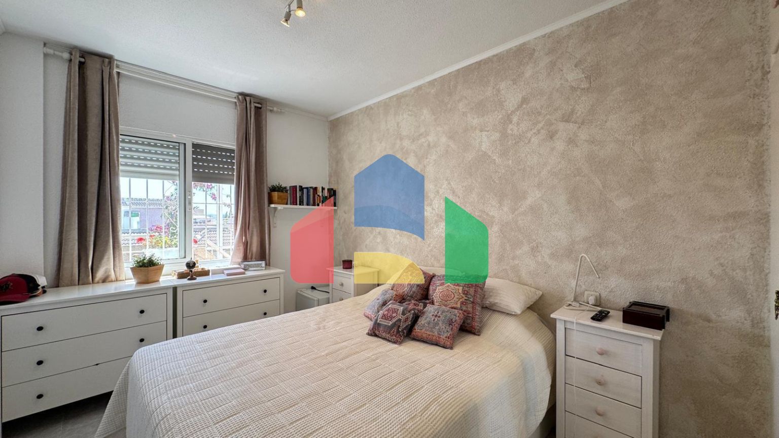 БУНГАЛО ВЕРХНИЙ ЭТАЖ ПОСЛЕ РЕМОНТА У ПРИВАТНЫМ СОЛЯРИЕМ 42 М2. 2 СПАЛЬНИ. 1 ВАННАЯ. ПЛОЩАДЪ 51 М2.