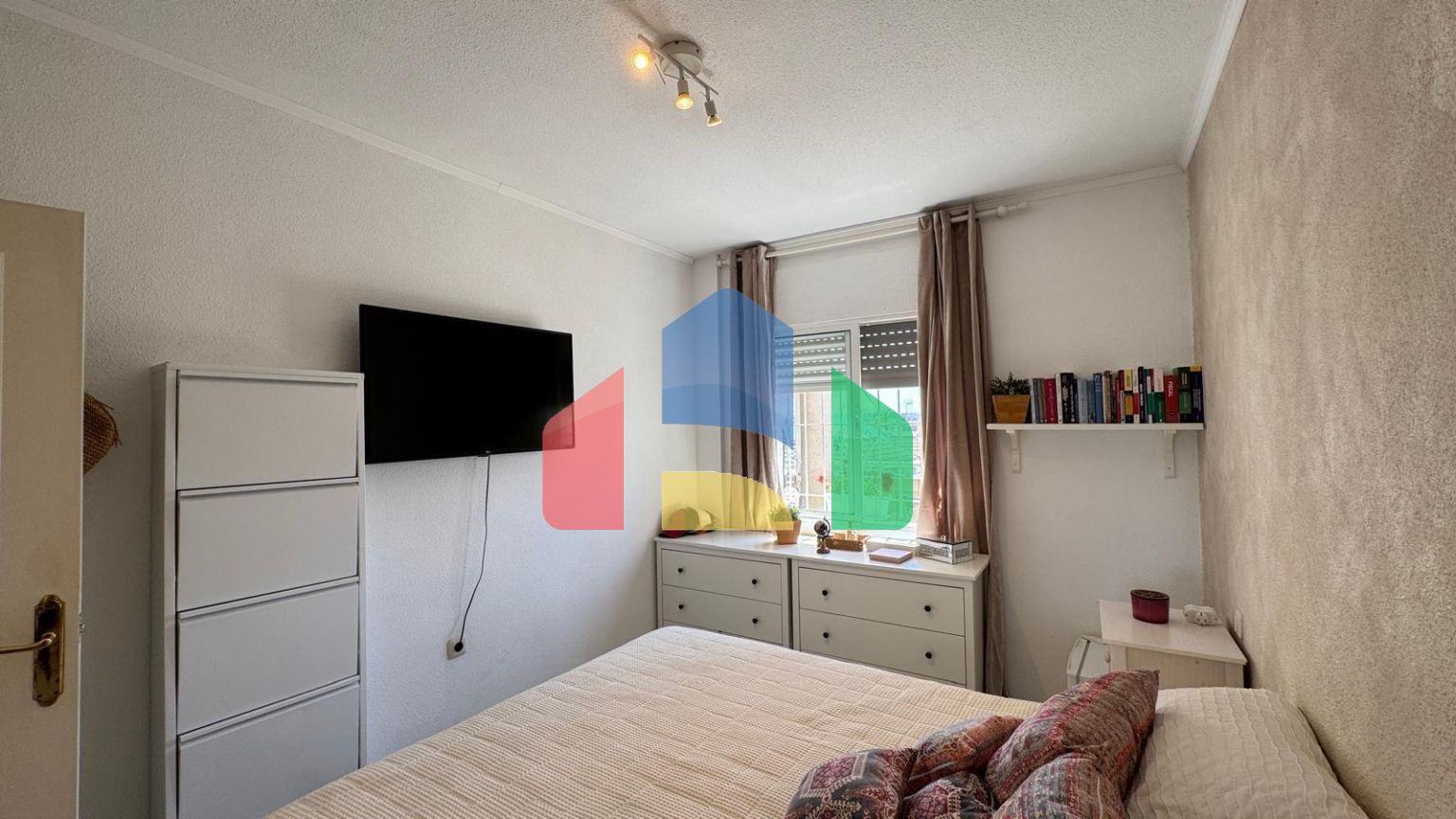 БУНГАЛО ВЕРХНИЙ ЭТАЖ ПОСЛЕ РЕМОНТА У ПРИВАТНЫМ СОЛЯРИЕМ 42 М2. 2 СПАЛЬНИ. 1 ВАННАЯ. ПЛОЩАДЪ 51 М2.