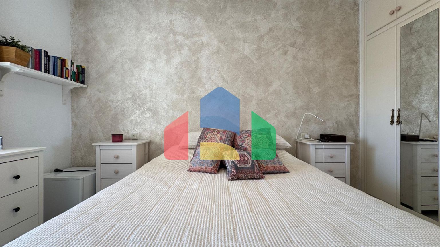 БУНГАЛО ВЕРХНИЙ ЭТАЖ ПОСЛЕ РЕМОНТА У ПРИВАТНЫМ СОЛЯРИЕМ 42 М2. 2 СПАЛЬНИ. 1 ВАННАЯ. ПЛОЩАДЪ 51 М2.