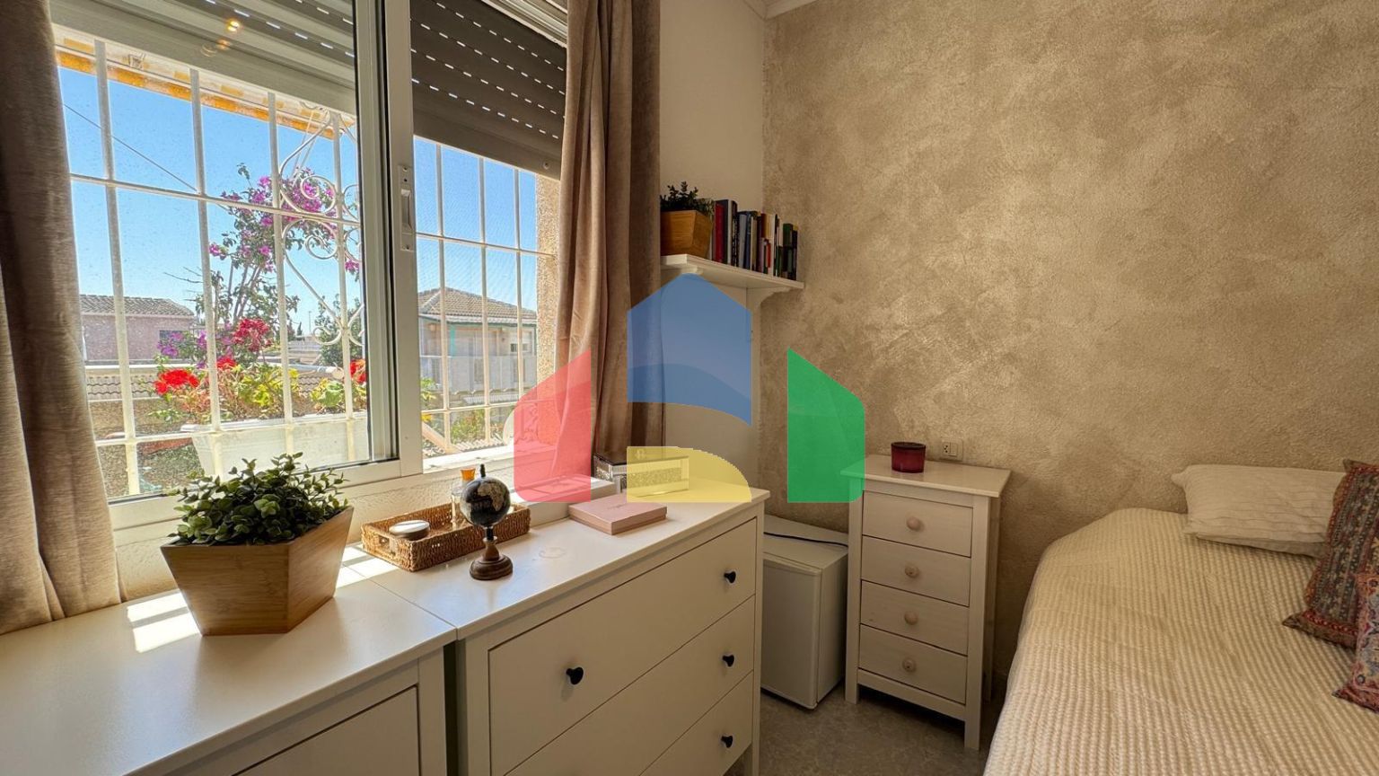 БУНГАЛО ВЕРХНИЙ ЭТАЖ ПОСЛЕ РЕМОНТА У ПРИВАТНЫМ СОЛЯРИЕМ 42 М2. 2 СПАЛЬНИ. 1 ВАННАЯ. ПЛОЩАДЪ 51 М2.