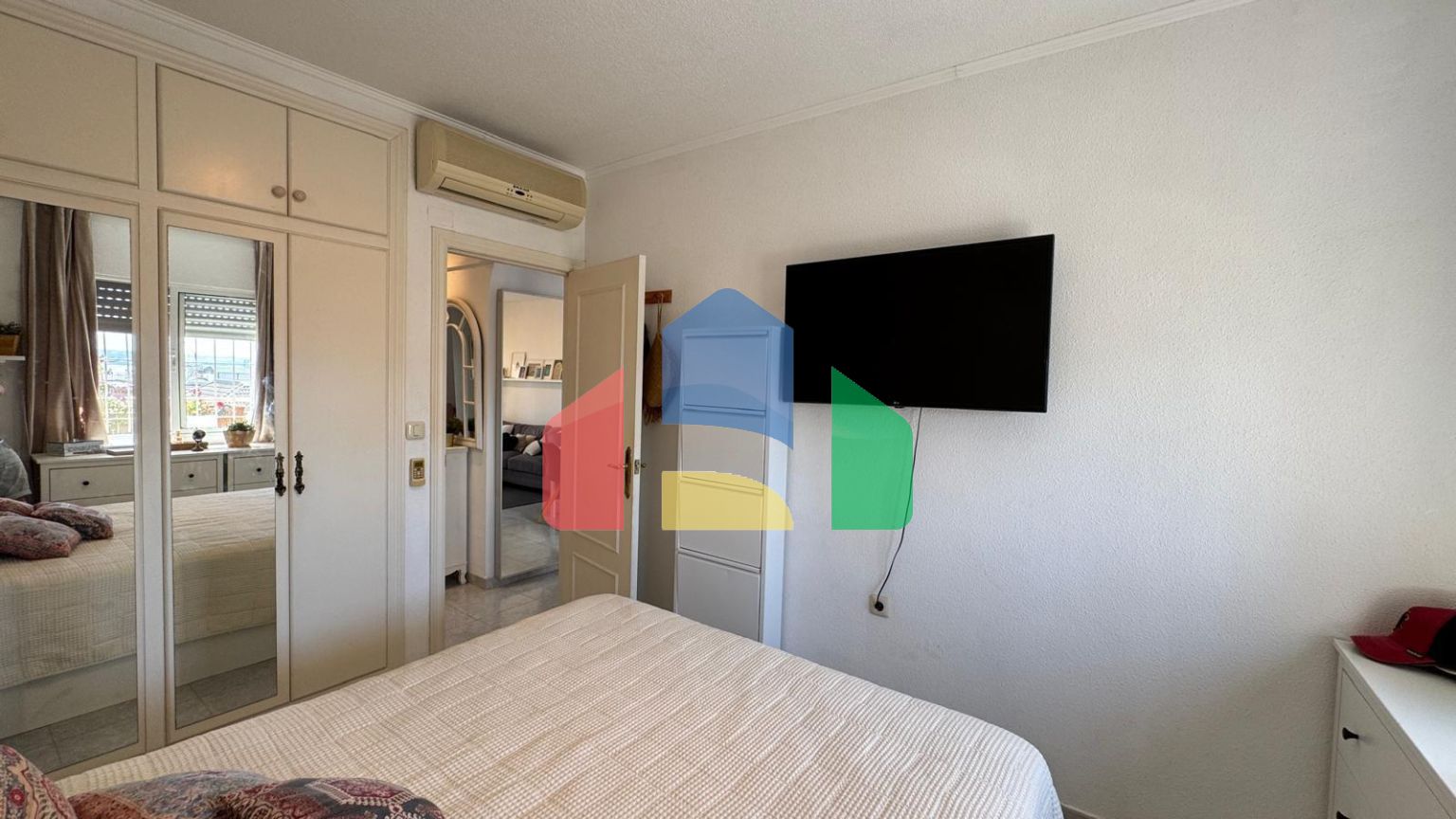 БУНГАЛО ВЕРХНИЙ ЭТАЖ ПОСЛЕ РЕМОНТА У ПРИВАТНЫМ СОЛЯРИЕМ 42 М2. 2 СПАЛЬНИ. 1 ВАННАЯ. ПЛОЩАДЪ 51 М2.