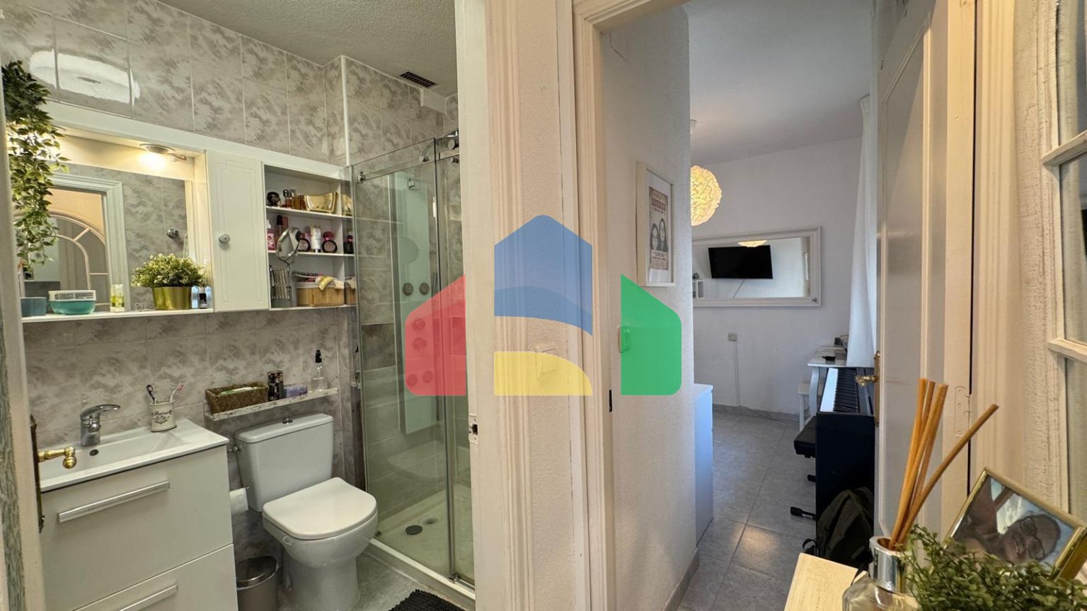 БУНГАЛО ВЕРХНИЙ ЭТАЖ ПОСЛЕ РЕМОНТА У ПРИВАТНЫМ СОЛЯРИЕМ 42 М2. 2 СПАЛЬНИ. 1 ВАННАЯ. ПЛОЩАДЪ 51 М2.