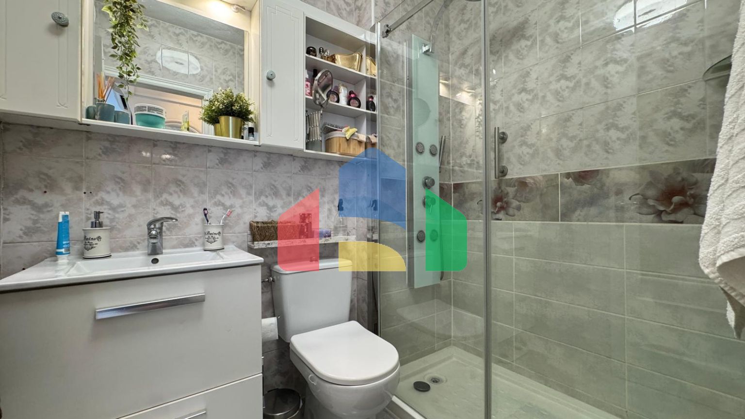 БУНГАЛО ВЕРХНИЙ ЭТАЖ ПОСЛЕ РЕМОНТА У ПРИВАТНЫМ СОЛЯРИЕМ 42 М2. 2 СПАЛЬНИ. 1 ВАННАЯ. ПЛОЩАДЪ 51 М2.