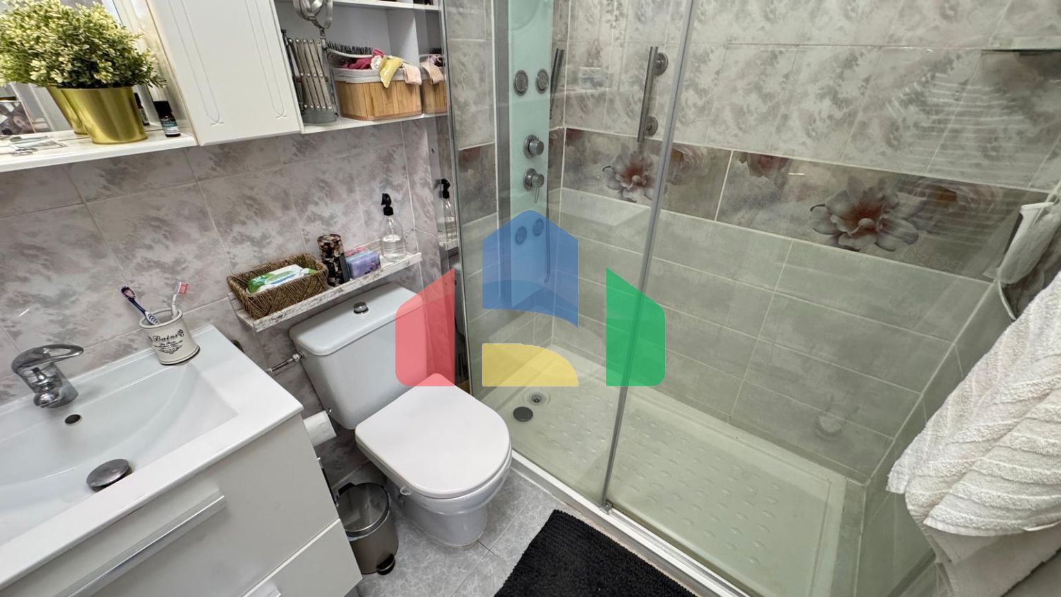 БУНГАЛО ВЕРХНИЙ ЭТАЖ ПОСЛЕ РЕМОНТА У ПРИВАТНЫМ СОЛЯРИЕМ 42 М2. 2 СПАЛЬНИ. 1 ВАННАЯ. ПЛОЩАДЪ 51 М2.