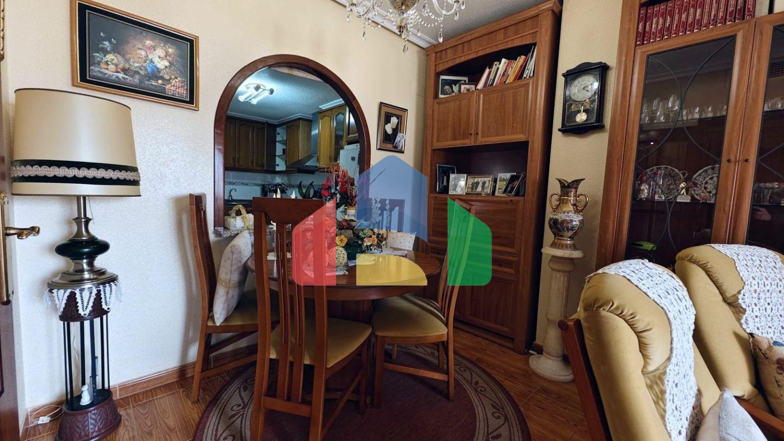 АПАРТАМЕНТЫ В 400 МЕТРАХ ОТ ПЛЯЖА И ПЛОЩЯДЪЮ 79 М2. 2 СПАЛЬНИ. 1 ВАННАЯ КОМНАТА.