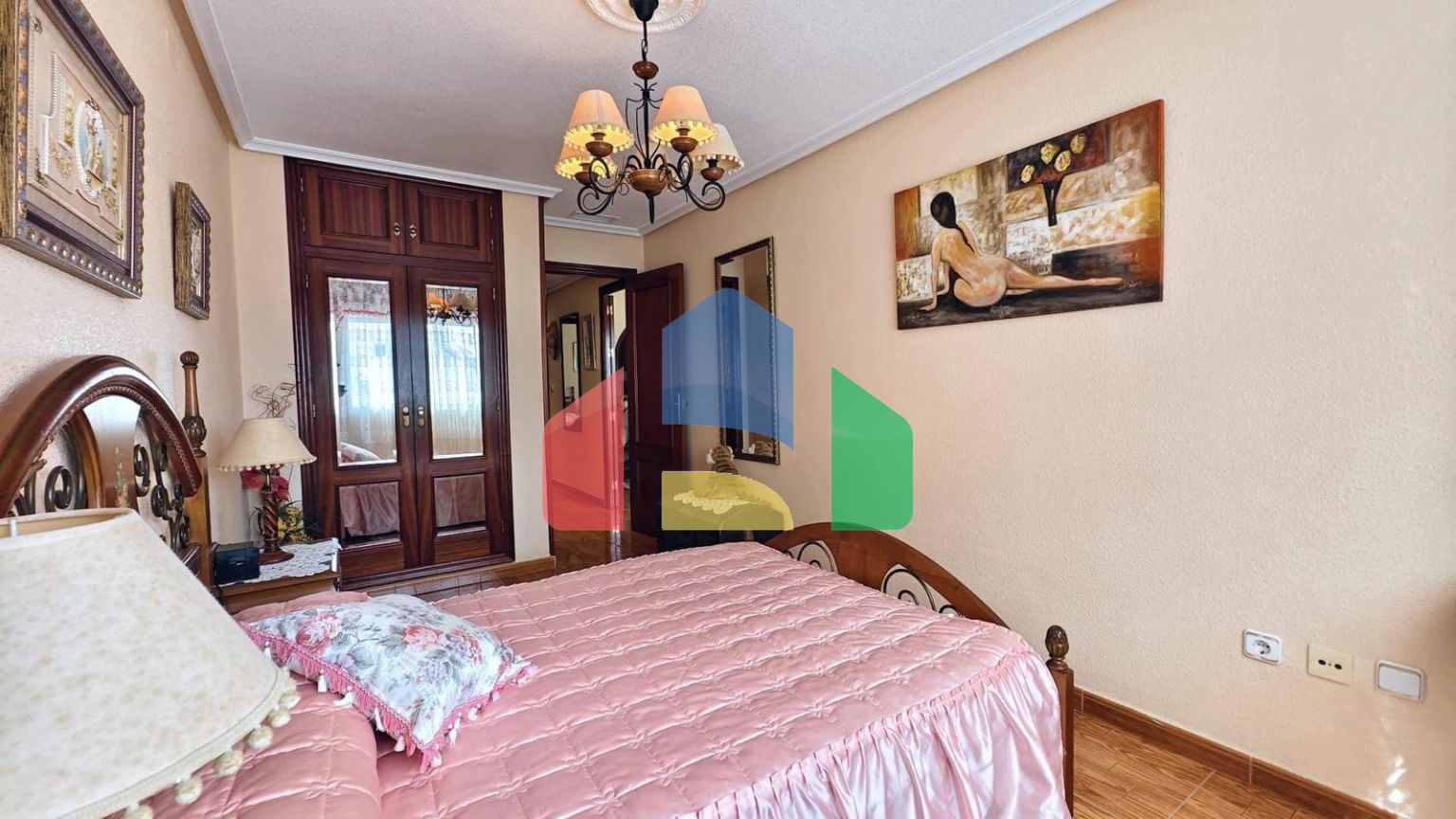 АПАРТАМЕНТЫ В 400 МЕТРАХ ОТ ПЛЯЖА И ПЛОЩЯДЪЮ 79 М2. 2 СПАЛЬНИ. 1 ВАННАЯ КОМНАТА.