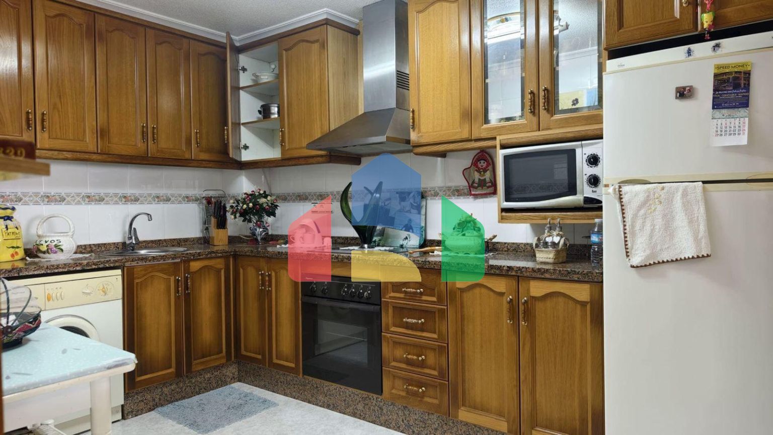 АПАРТАМЕНТЫ В 400 МЕТРАХ ОТ ПЛЯЖА И ПЛОЩЯДЪЮ 79 М2. 2 СПАЛЬНИ. 1 ВАННАЯ КОМНАТА.