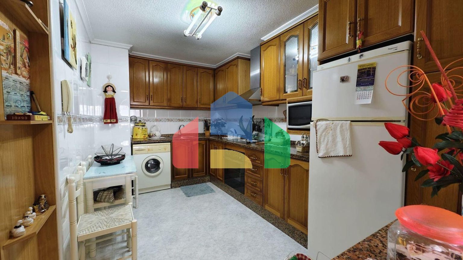 АПАРТАМЕНТЫ В 400 МЕТРАХ ОТ ПЛЯЖА И ПЛОЩЯДЪЮ 79 М2. 2 СПАЛЬНИ. 1 ВАННАЯ КОМНАТА.