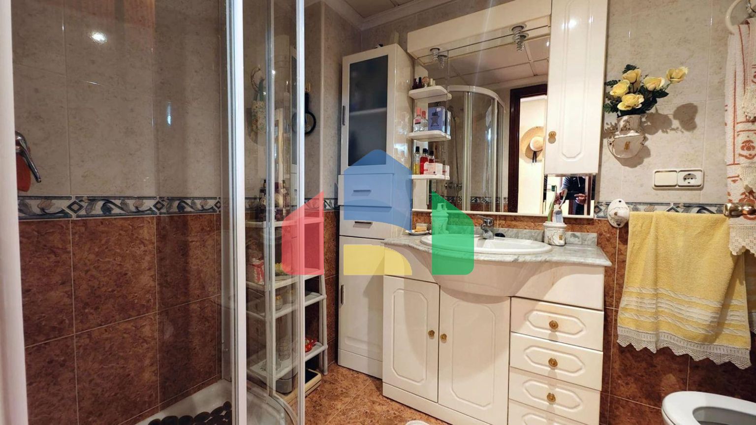 АПАРТАМЕНТЫ В 400 МЕТРАХ ОТ ПЛЯЖА И ПЛОЩЯДЪЮ 79 М2. 2 СПАЛЬНИ. 1 ВАННАЯ КОМНАТА.