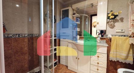 АПАРТАМЕНТЫ В 400 МЕТРАХ ОТ ПЛЯЖА И ПЛОЩЯДЪЮ 79 М2. 2 СПАЛЬНИ. 1 ВАННАЯ КОМНАТА.