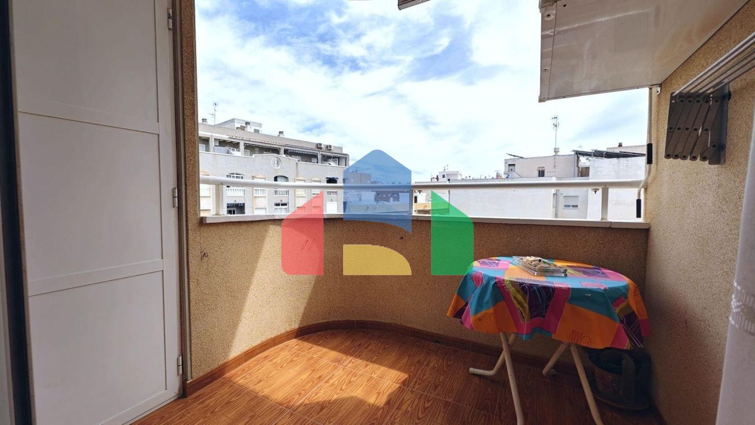 АПАРТАМЕНТЫ В 400 МЕТРАХ ОТ ПЛЯЖА И ПЛОЩЯДЪЮ 79 М2. 2 СПАЛЬНИ. 1 ВАННАЯ КОМНАТА.