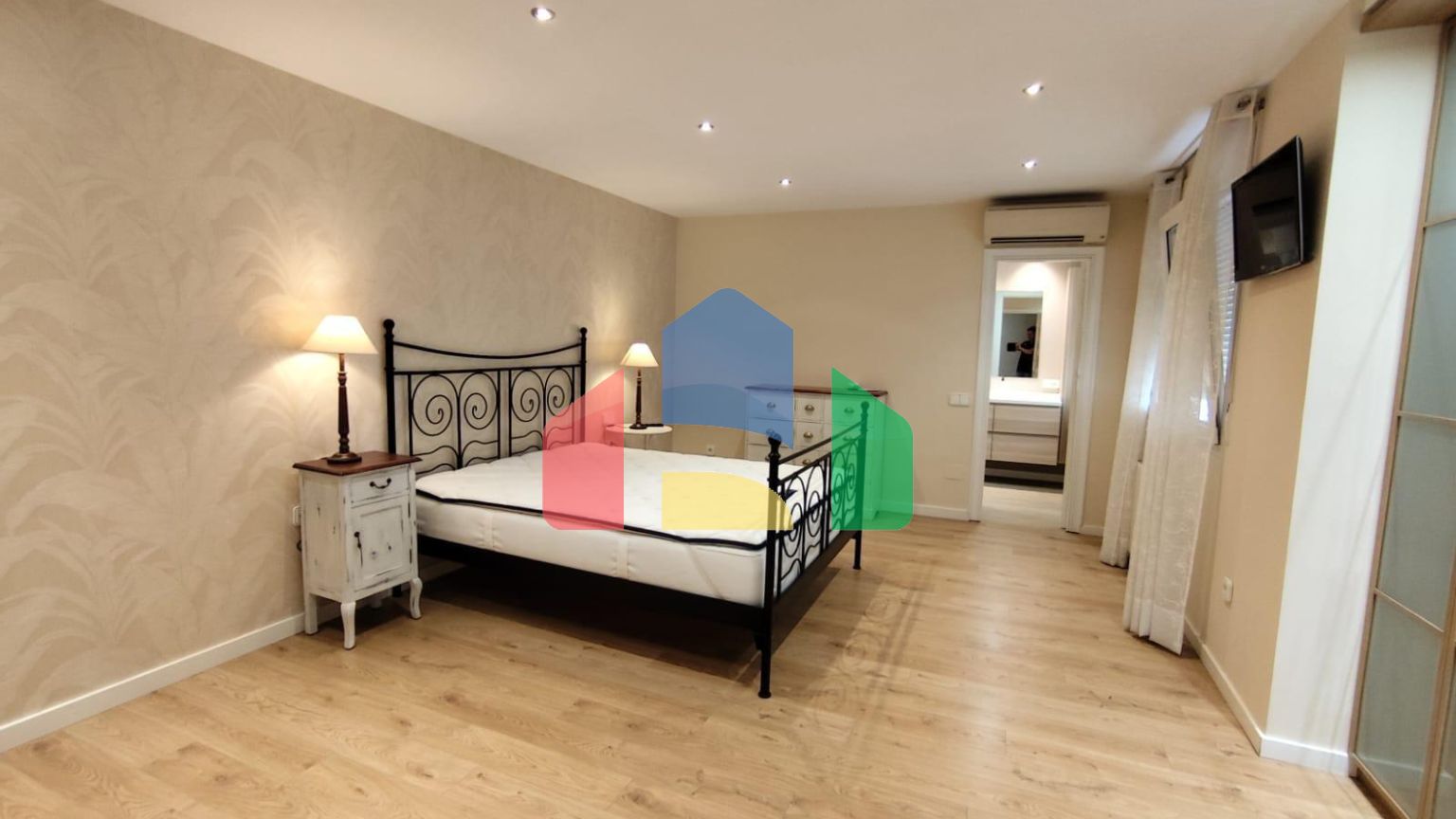 ОГРОМНЫЕ АПАРТАМЕНТЫ ВОЗЛЕ ПЛЯЖА. 176М2. 3 СПАЛЬНИ. 2 ВАННЫЕ КОМНАТЫ. ПЛЯЖ В 200 МЕТРАХ.