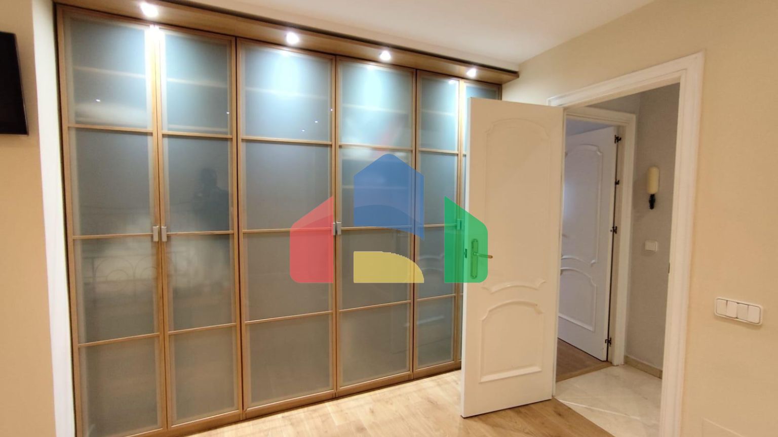 ОГРОМНЫЕ АПАРТАМЕНТЫ ВОЗЛЕ ПЛЯЖА. 176М2. 3 СПАЛЬНИ. 2 ВАННЫЕ КОМНАТЫ. ПЛЯЖ В 200 МЕТРАХ.